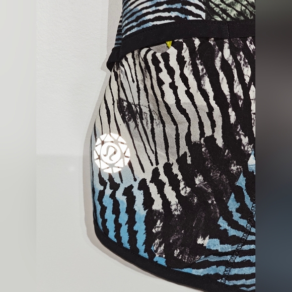 Lululemon RUN: SPEED SHORTS **Seawheeze** Secret Society Tofino Teal sz 8 - Picture 3 of 4
